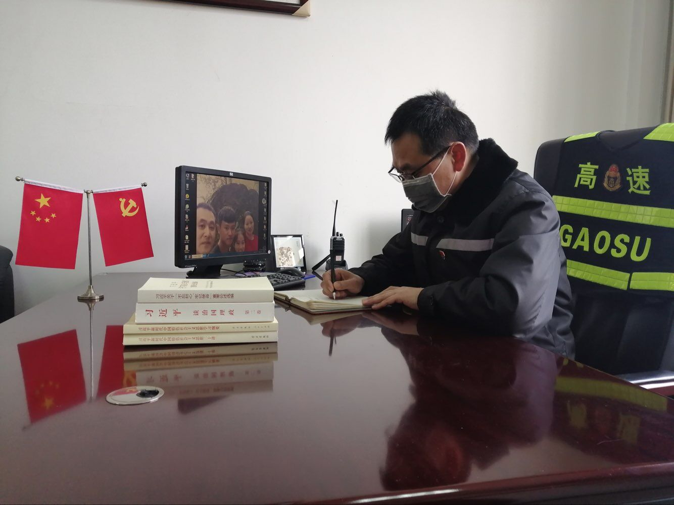 界阜蚌公司利辛東站青年團員積極做宣傳志愿者，在收費廣場發(fā)放“知艾防艾宣傳單”，營造良好的艾滋病防治社會環(huán)境。.jpg