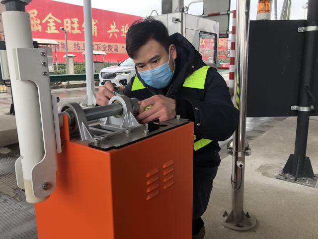淮南站的青年團員方山山堅守一線當(dāng)好機電設(shè)備的醫(yī)生，保障機電設(shè)備健康運轉(zhuǎn)01.jpg