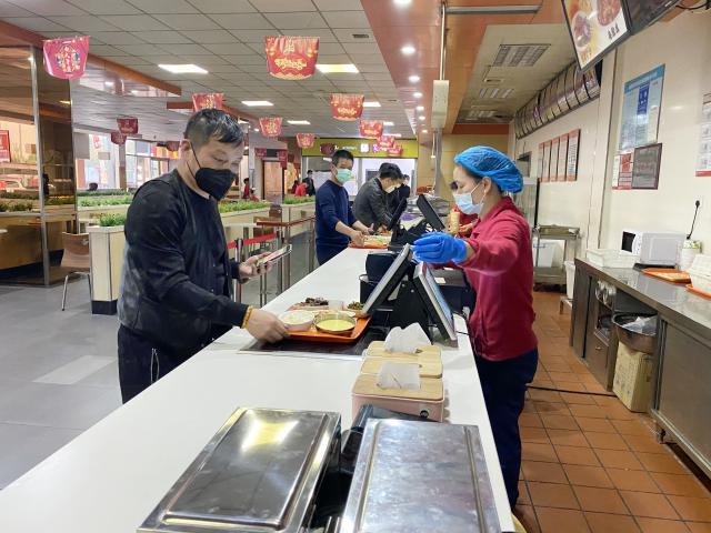 旅客在新橋服務區(qū)餐廳排隊就餐.jpg