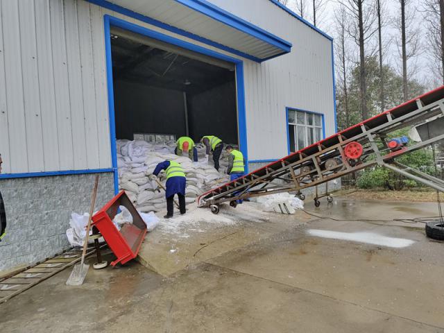 裝填融雪劑，嚴陣以待。_調整大小.jpg
