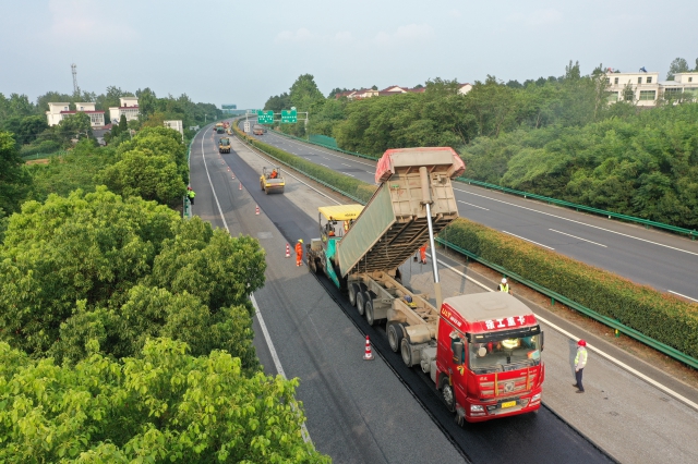 7月15日，滬武高速馬巢段進行單車道路面銑刨重鋪作業(yè)。.png