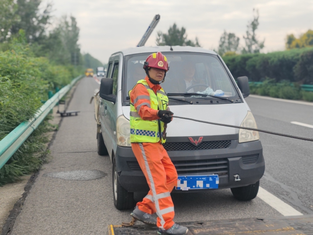 亳州中心阜陽(yáng)段上行K376施救員徐建才調(diào)整拖車鋼絲繩，開(kāi)展救援行動(dòng)。.jpg