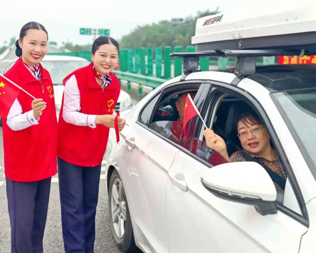 蚌埠中心涂山懷遠站為過往司乘贈送小國旗.jpg